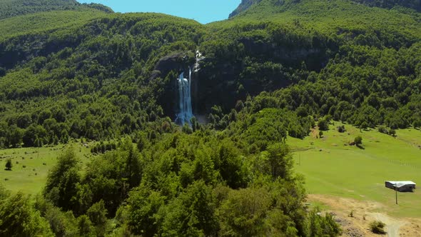 Llanada Grande, localidad de Cochamo, Patagonia de Chile, con su cascada como uno de sus atractivos