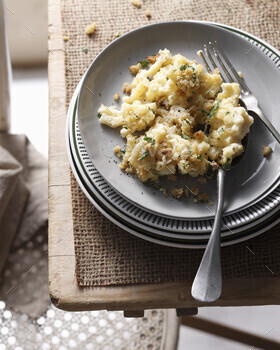 Mac and cheese on a decorative plate.