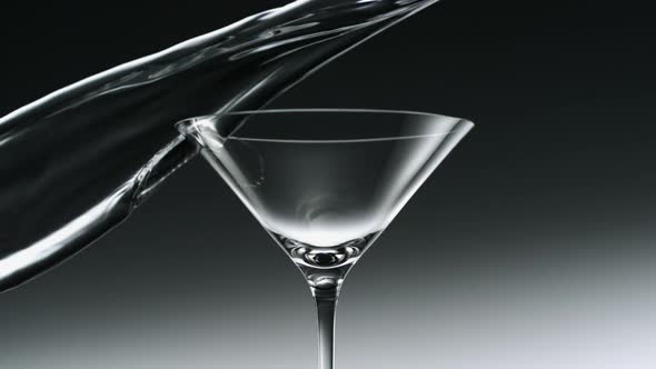 Water splash in martini glass, Slow Motion alt