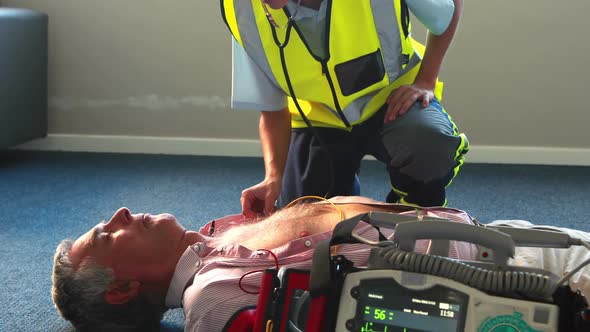 Aid woman trying to reanimate a patient