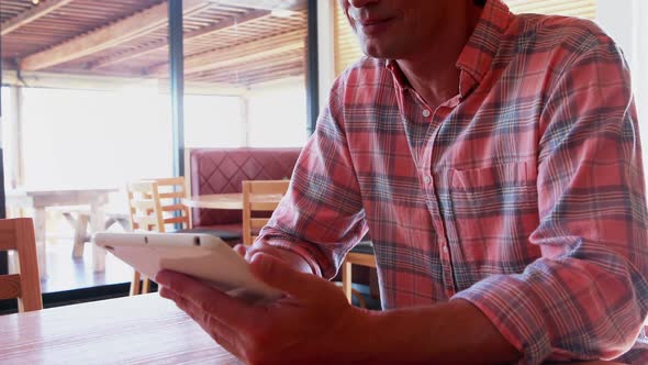 Man using digital tablet in restaurant 4k