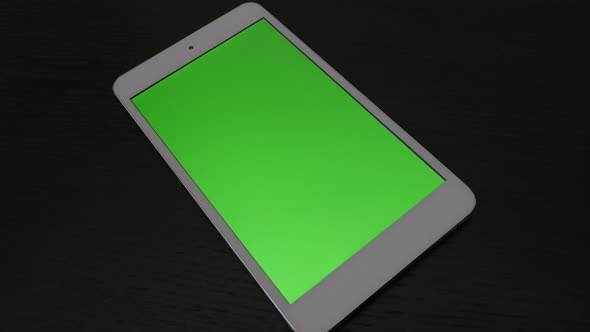 Tablet computer on table green screen panning 4K 2160p 30fps UltraHD footage - Close-up of chroma ke