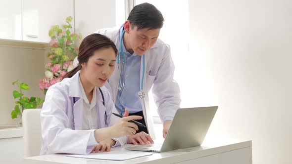 The medical team analyzes the patient's symptoms in the office.