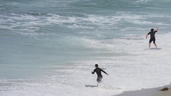 Surfing on foamy waves alt