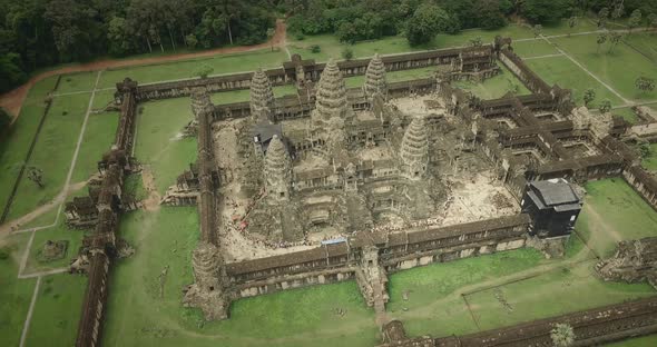 A revolving shot of angkor wat temple