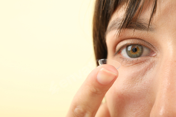 Installation of a contact lens in the eye close-up