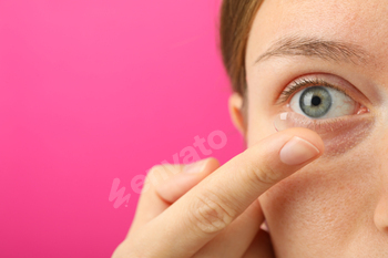 Installation of a contact lens in the eye close-up