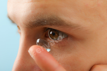 Installation of a contact lens in the eye close-up