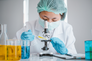 Female researchers are experimenting with pipette dropping.