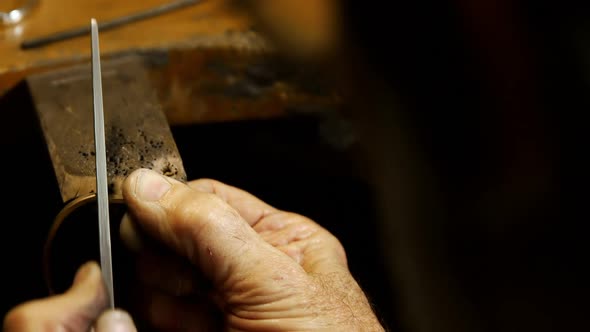 Goldsmith cutting bangle with saw 4k