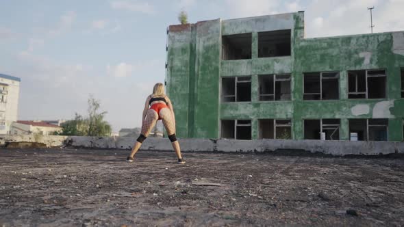 Girl Dances Twerk on the Roof of an Abandoned Building