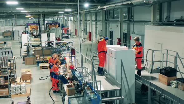 Female Technicians Are Making Refrigerators in Fast Motion