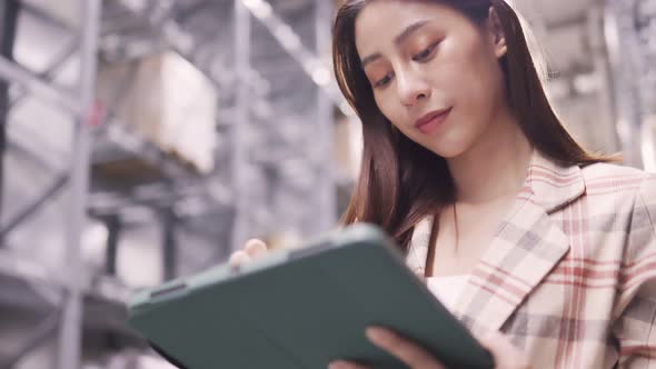 Portrait of smiling asian manager worker woman standing and order details on tablet