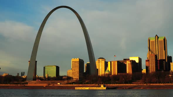 This is a time lapse of the Saint Louis Arch during sunrise. You can see the beautiful Saint Louis S