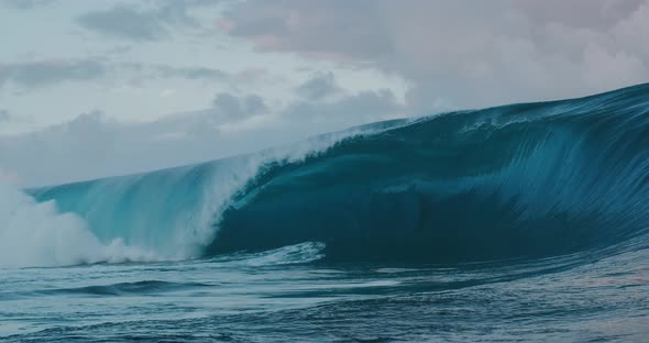 Monster waves breaking