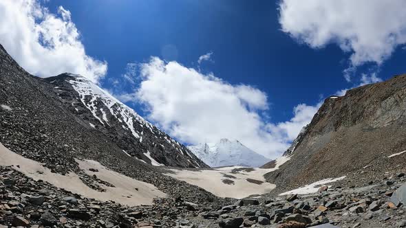 Timelapse Video of Indian Climbers Tracking Toward Everest