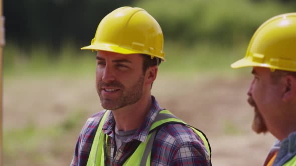 Two blue collar workers having lunch on job site alt