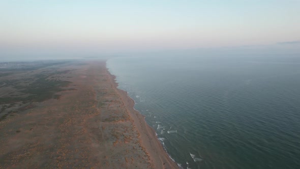 karasuda drone ile ucsuz bucaksız deniz kumsal ve dalgaların çekimi