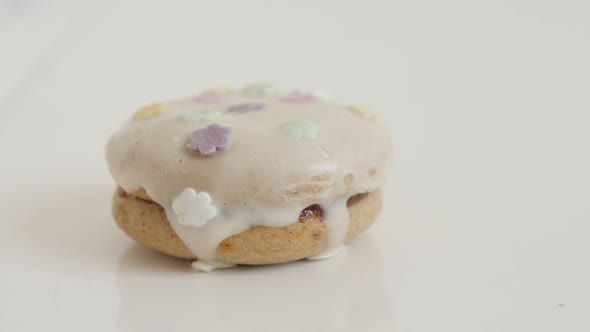 Tasty teacake  stuffed with cream close-up slow tilt 4K 2160p 30fps UltraHD footage - Colorful sprin