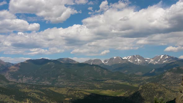 Mountain range view with snow caps over colorado rocky mountains (4k 60fps)