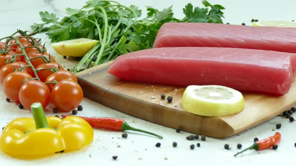 Raw tuna meat salad