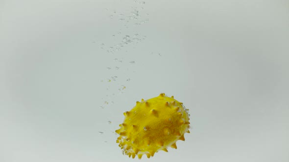 Horned melon dropped into water, Ultra Slow Motion alt