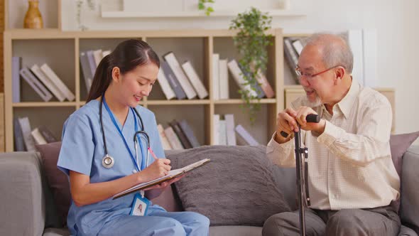 A doctor who works in an office and consults to patient, she explains health care symptoms and help