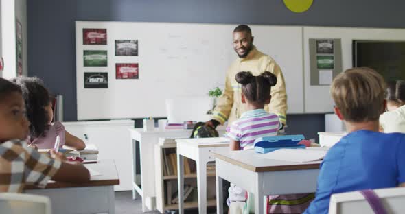 Video of happy african american teacher with class of diverse pupils during ohs lesson alt