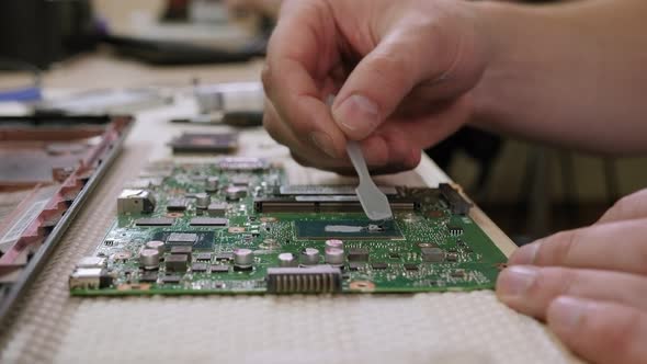 Applying Thermal Paste to the Laptop Processor