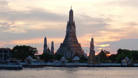 4K Time lapse, Wat arun, Boat traffic in the Chao Phraya River and in the city center