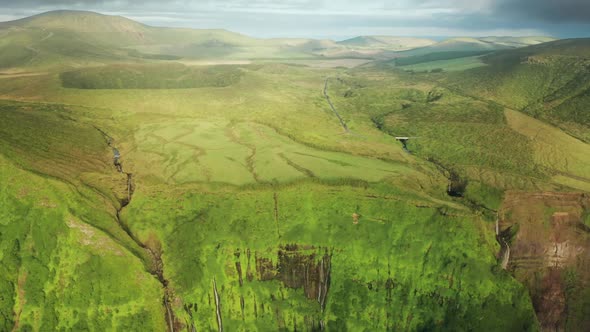 Breathtaking Aerial Vista of Crystalclear Mountain Lake