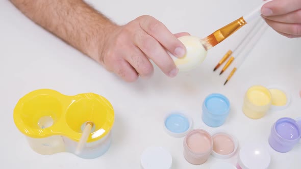 A Master Class on Coloring Eggs with Paints