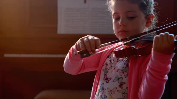 Schoolgirl playing violin in music class 4k