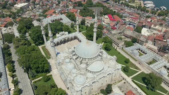 Slow rotation around Blue Mosque in Istanbul