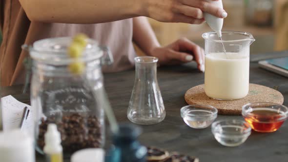 Making Handmade Moisturizing Cream At Home