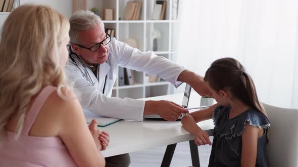 Pediatrician Consultation Kid Checkup Girl Patient alt