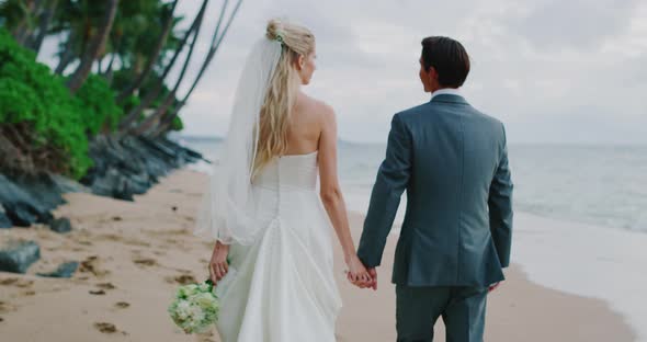 Wedding Couple on the Beach alt