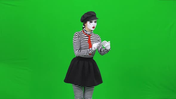 Mime Girl Is Singing a Song and Bowing. Chroma Key.