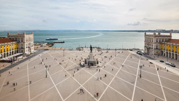 People on Praca do Comercio