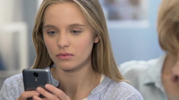 Daughter Concentrated on Social Network, Ignoring Mother, Internet Addiction