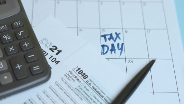 US Tax Form  1040 Monthly Calendar and Calculator