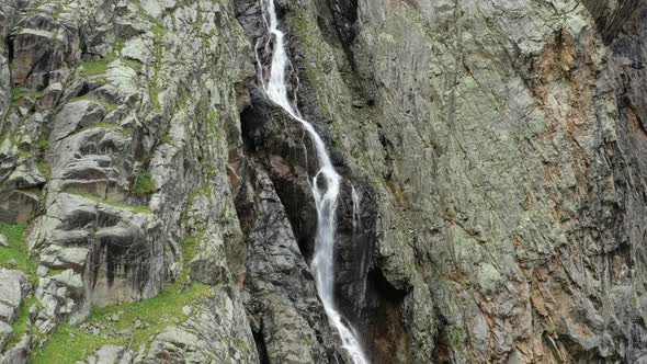 Midagrabindon Waterfalls inCaucasus Mountains