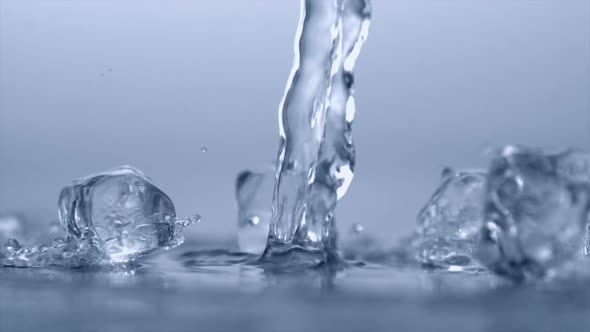 Pouring water on ice cubes, Slow Motion alt