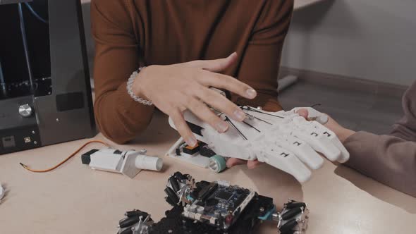 Explaining How Robotic Hand Moves alt