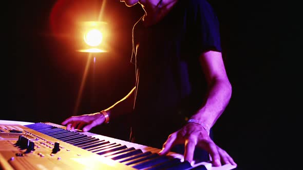 Man playing electronic keyboard 4k