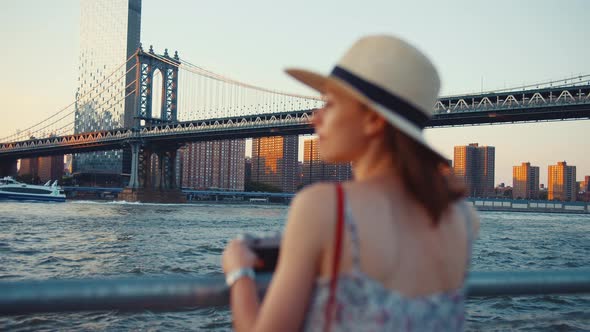 Young woman at the Manhattan bridge