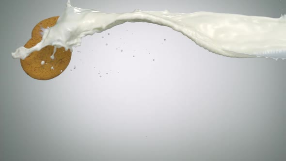 Milk and cookie in the air, Slow Motion alt
