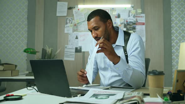 Detective Investigating Online with Colleagues