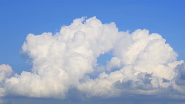 Vibrant blue sky with cloud on a cloudy day time lapse.