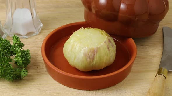  Roasted garlic in a ceramic bowl